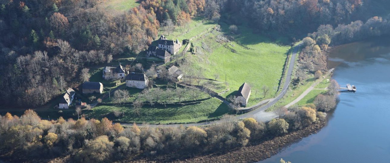 Ferme au bord de la rivière