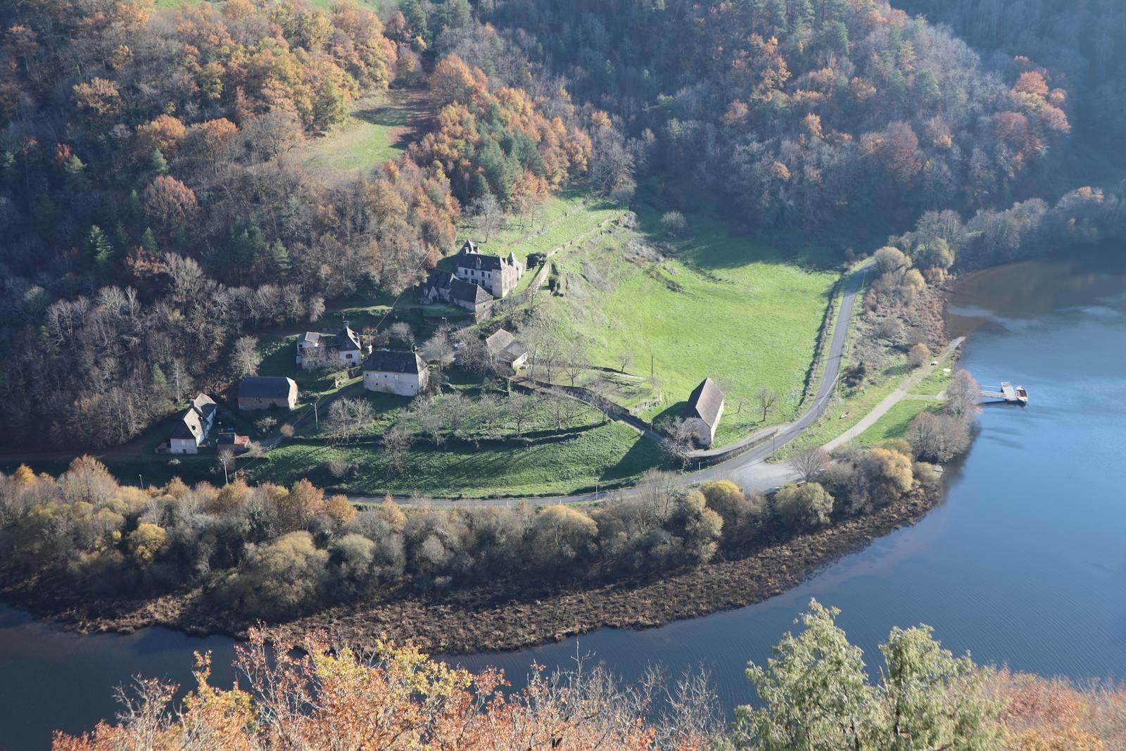 Ferme au bord de la rivière