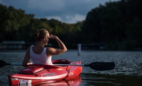 découvrez l'univers passionnant du canoë : aventure, nature et sensations fortes au fil de l'eau. parfait pour les amateurs de plein air, le canoë vous offre l'opportunité d'explorer des paysages magnifiques tout en pratiquant une activité physique agréable. que vous soyez débutant ou expert, embarquez pour des excursions inoubliables en solo ou en groupe !