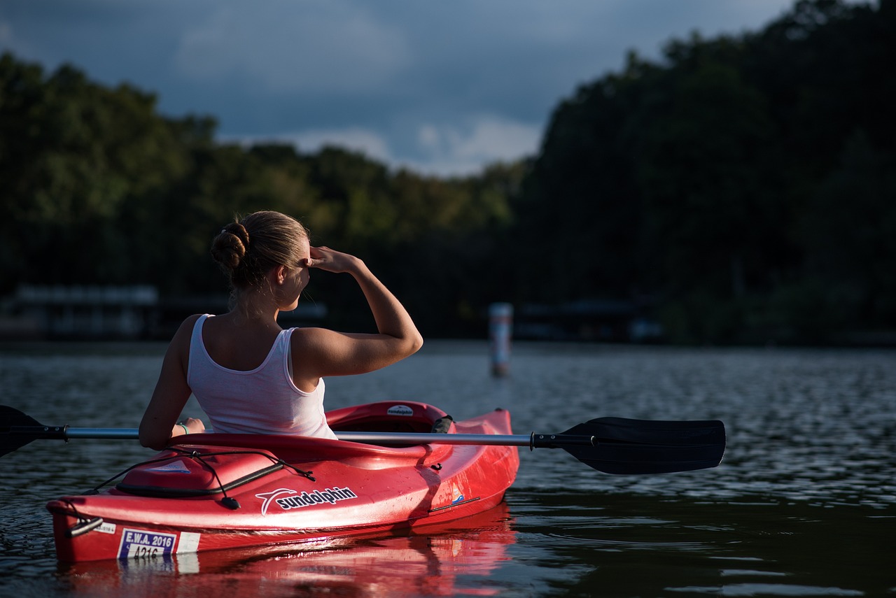 découvrez l'univers passionnant du canoë : aventure, nature et sensations fortes au fil de l'eau. parfait pour les amateurs de plein air, le canoë vous offre l'opportunité d'explorer des paysages magnifiques tout en pratiquant une activité physique agréable. que vous soyez débutant ou expert, embarquez pour des excursions inoubliables en solo ou en groupe !