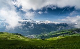 découvrez le voyage d'aventure, une expérience unique qui vous plonge au cœur de la nature et des sensations fortes. partez à la conquête de paysages époustouflants, explorez des cultures fascinantes et vivez des moments inoubliables au gré de vos découvertes. préparez-vous à sortir de votre zone de confort et à créer des souvenirs mémorables.