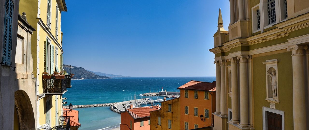 découvrez la beauté envoûtante de la côte d'azur ! plages idylliques, villages pittoresques et paysages à couper le souffle vous attendent sur la french riviera. partez à l'aventure au cœur de cette destination glamour et vivez des moments inoubliables sous le soleil méditerranéen.