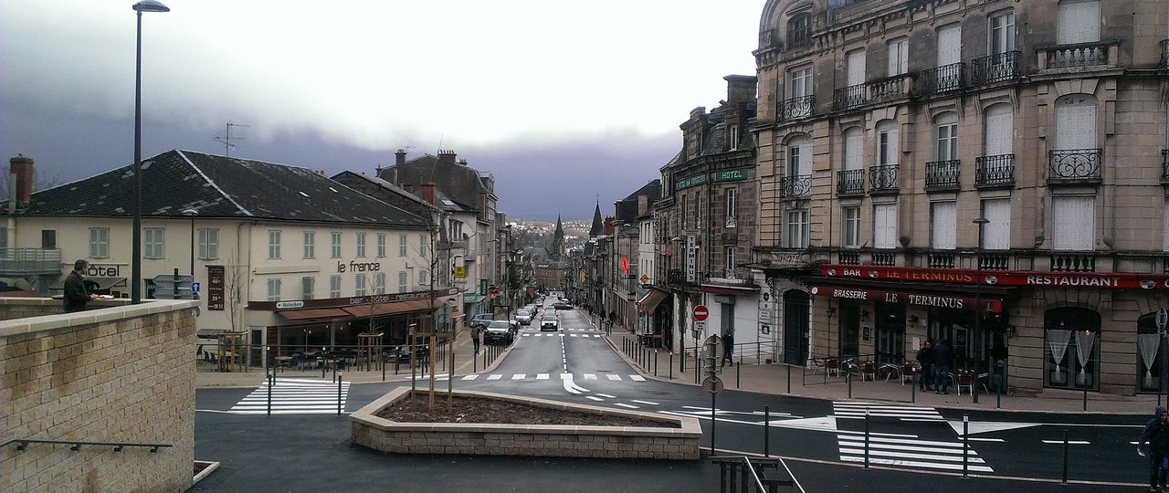 découvrez brive, charmante ville du cœur du limousin, riche en histoire et en culture. explorez ses marchés dynamiques, ses paysages pittoresques et ses activités variées qui font de brive une destination idéale pour les amoureux de la nature et des traditions.