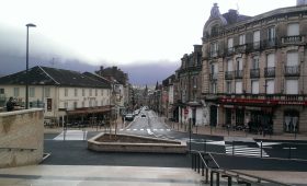 découvrez brive, charmante ville du cœur du limousin, riche en histoire et en culture. explorez ses marchés dynamiques, ses paysages pittoresques et ses activités variées qui font de brive une destination idéale pour les amoureux de la nature et des traditions.