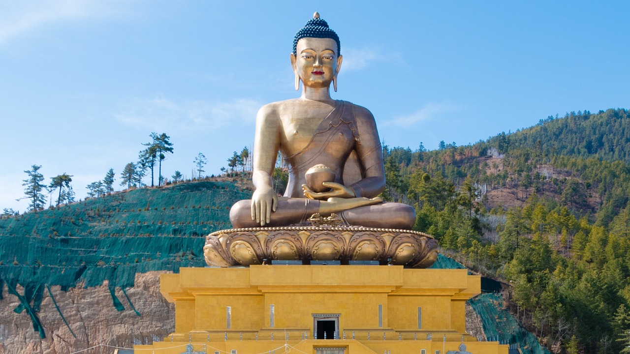 découvrez le bhutan, un pays niché dans l'himalaya, réputé pour ses paysages époustouflants, sa culture riche et son engagement envers le bonheur et le développement durable. explorez ses monasteres, ses festivals colorés et son accueil chaleureux.