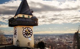 découvrez graz, la charmante ville autrichienne alliant histoire, culture et modernité. explorez ses ruelles pittoresques, ses musées fascinants et savourez une cuisine locale délicieuse dans un cadre enchanteur.