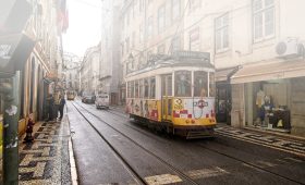 découvrez la beauté et la richesse culturelle du portugal, un pays aux paysages enchanteurs, à la gastronomie savoureuse et à l'héritage historique fascinant. explorez ses villes vibrantes comme lisbonne et porto, et profitez de ses plages ensoleillées.