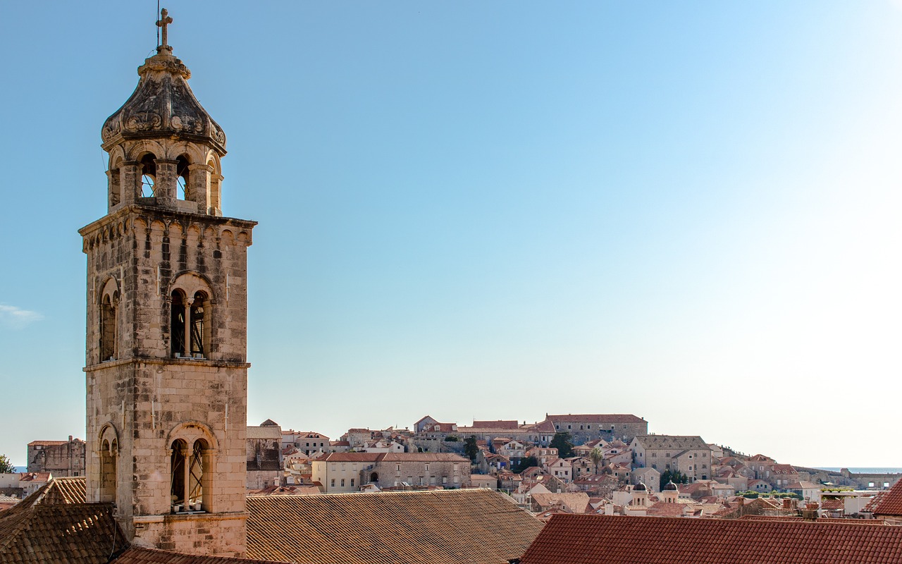 découvrez la beauté envoûtante de la croatie, un pays aux paysages époustouflants, riche en histoire, culture et gastronomie. explorez ses îles paradisiaques, ses parcs nationaux préservés et son patrimoine architectural unique, tout en profitant de la chaleur du soleil méditerranéen.