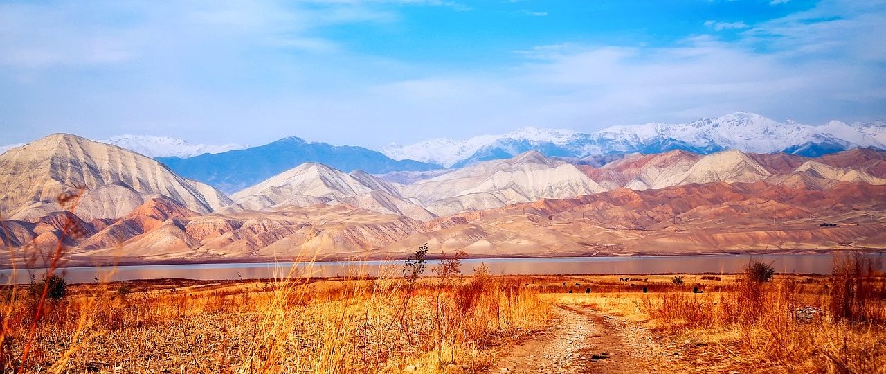 découvrez le kyrgyzstan, un pays magnifique d'asie centrale, réputé pour ses paysages montagneux à couper le souffle, sa riche culture nomade et ses traditions ancestrales. explorez ses vastes steppes, ses lacs turquoise et ses villes chargées d'histoire. parfait pour les aventuriers et les amoureux de la nature !