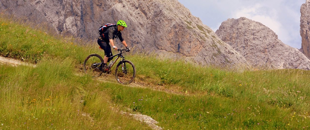 découvrez les meilleurs sentiers de vtt pour les amateurs de sensations fortes ! explorez des paysages époustouflants et défiez votre agilité sur des parcours adaptés à tous les niveaux. que vous soyez débutant ou expert, trouvez l'adrénaline sur nos pistes de vélo de montagne.