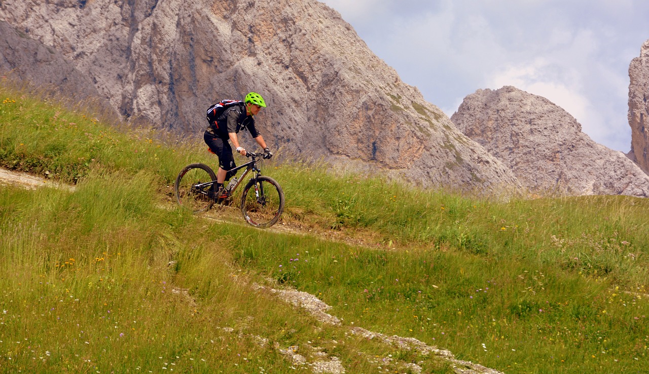 découvrez les meilleurs sentiers de vtt pour les amateurs de sensations fortes ! explorez des paysages époustouflants et défiez votre agilité sur des parcours adaptés à tous les niveaux. que vous soyez débutant ou expert, trouvez l'adrénaline sur nos pistes de vélo de montagne.