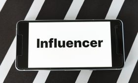 découvrez le pouvoir du marketing d'influence pour booster votre marque. apprenez comment collaborer avec des influenceurs pour atteindre vos objectifs marketing et toucher de nouveaux publics grâce à des stratégies personnalisées et des campagnes authentiques.