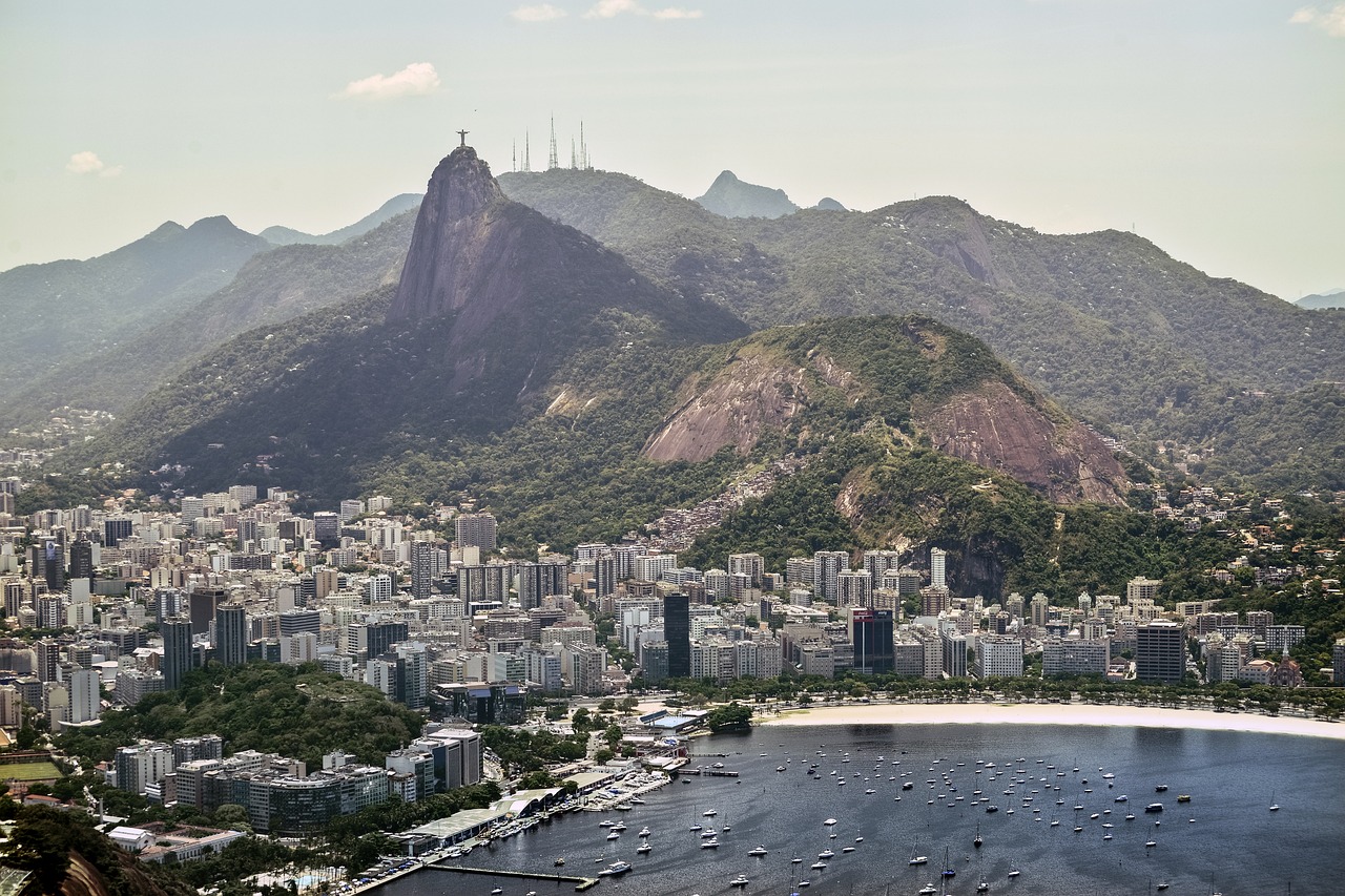 découvrez le brésil, un pays vibrant aux paysages époustouflants, riche en culture, musique et traditions. explorez ses plages paradisiaques, sa biodiversité unique et sa gastronomie savoureuse, tout en vivant des expériences inoubliables au cœur de l'amazonie et des villes iconiques comme rio de janeiro et são paulo.