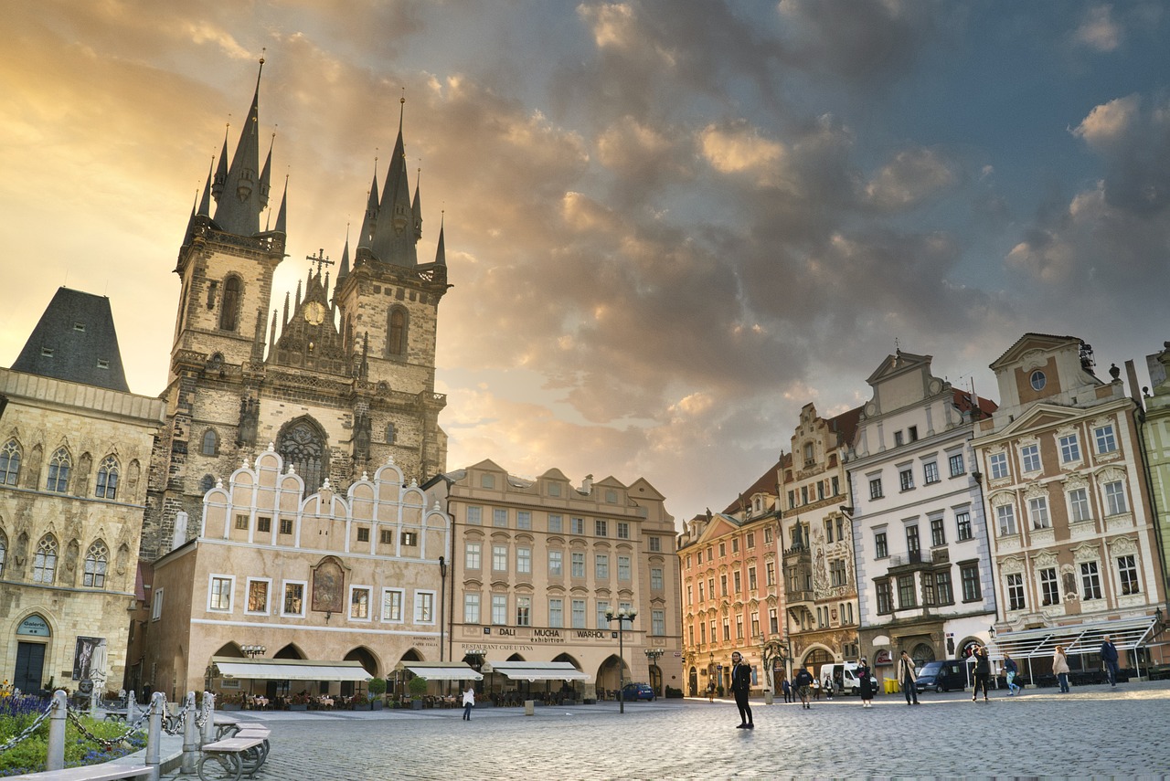 découvrez prague, la magique capitale de la république tchèque, réputée pour son architecture gothique, son riche patrimoine historique et ses charmants quartiers. explorez le célèbre château de prague, le pont charles et profitez de la vie nocturne animée de cette destination incontournable en europe.