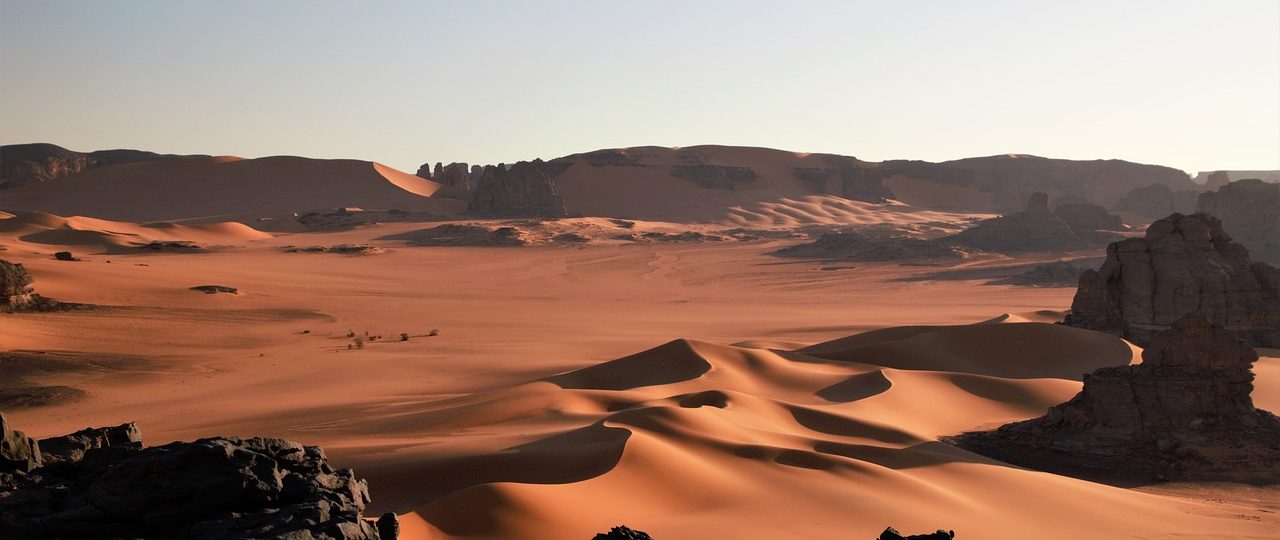 découvrez l'algérie, un pays riche en histoire, culture et paysages variés, allant des montagnes majestueuses du hoggar aux vastes étendues du sahara. explorez ses traditions uniques, sa gastronomie savoureuse et ses sites archéologiques fascinants.