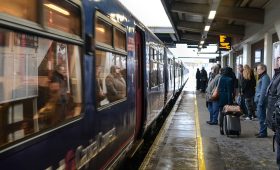 découvrez les joies du voyage en train : confort, paysages à couper le souffle et une expérience unique à chaque trajet. que vous partiez pour une escapade d'un week-end ou un voyage à travers le pays, le train vous offre une manière écologique et relaxante de voyager. embarquez pour l'aventure !