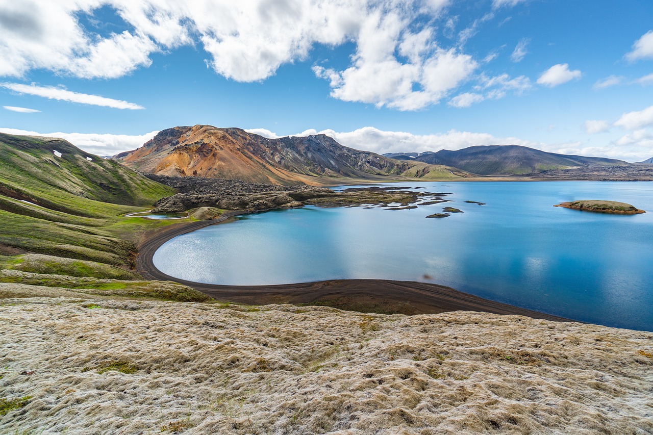 découvrez les destinations incontournables à travers le monde, des plages paradisiaques aux montagnes majestueuses. explorez des cultures uniques et vivez des aventures inoubliables dans les endroits les plus fascinants.