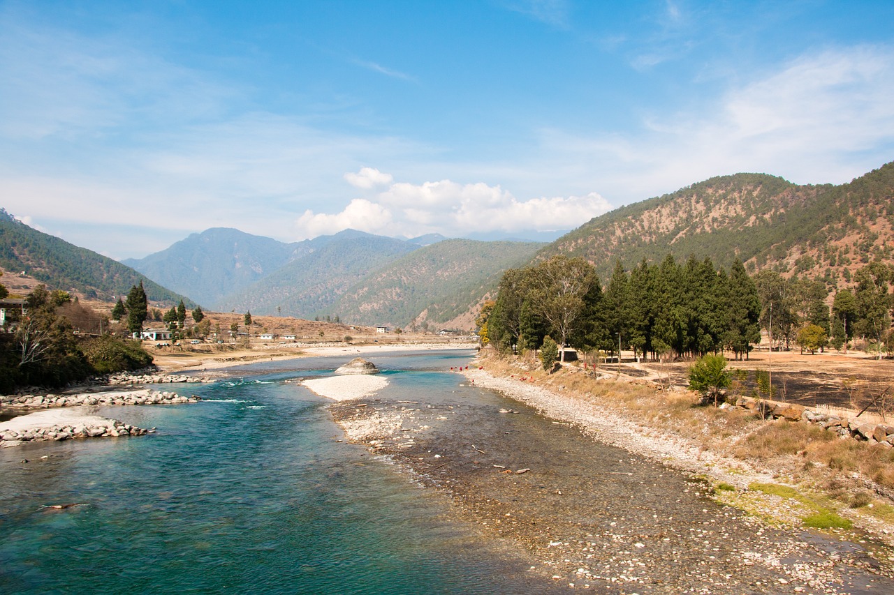 découvrez le bhoutan, un royaume mystérieux niché dans l'himalaya, célèbre pour sa culture vibrante, ses paysages époustouflants et sa philosophie du bonheur. explorez ses monastères majestueux, ses traditions ancestrales et ses festivals colorés.