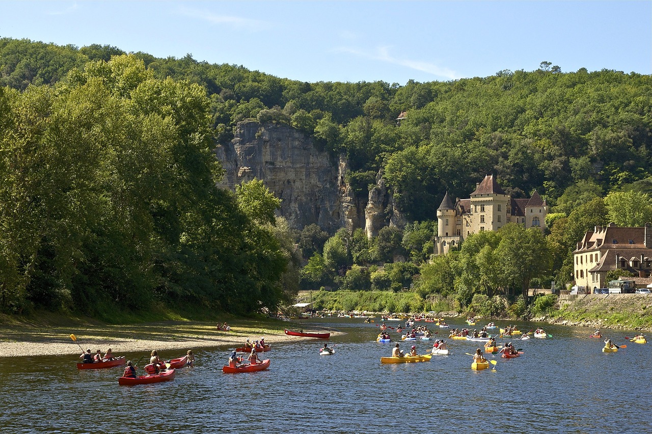 découvrez les plaisirs du canoë-kayak, une activité nautique qui allie aventure et détente. explorez des rivières pittoresques ou des lacs paisibles tout en admirant la nature. que vous soyez amateur ou expert, le canoë vous promet des moments inoubliables en plein air.