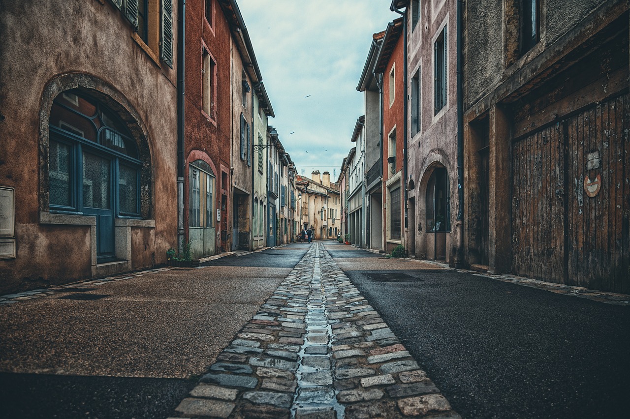 découvrez l'histoire à travers des bâtiments historiques qui racontent des récits fascinants de notre passé. explorez leur architecture unique, leur importance culturelle et les légendes qui les entourent.