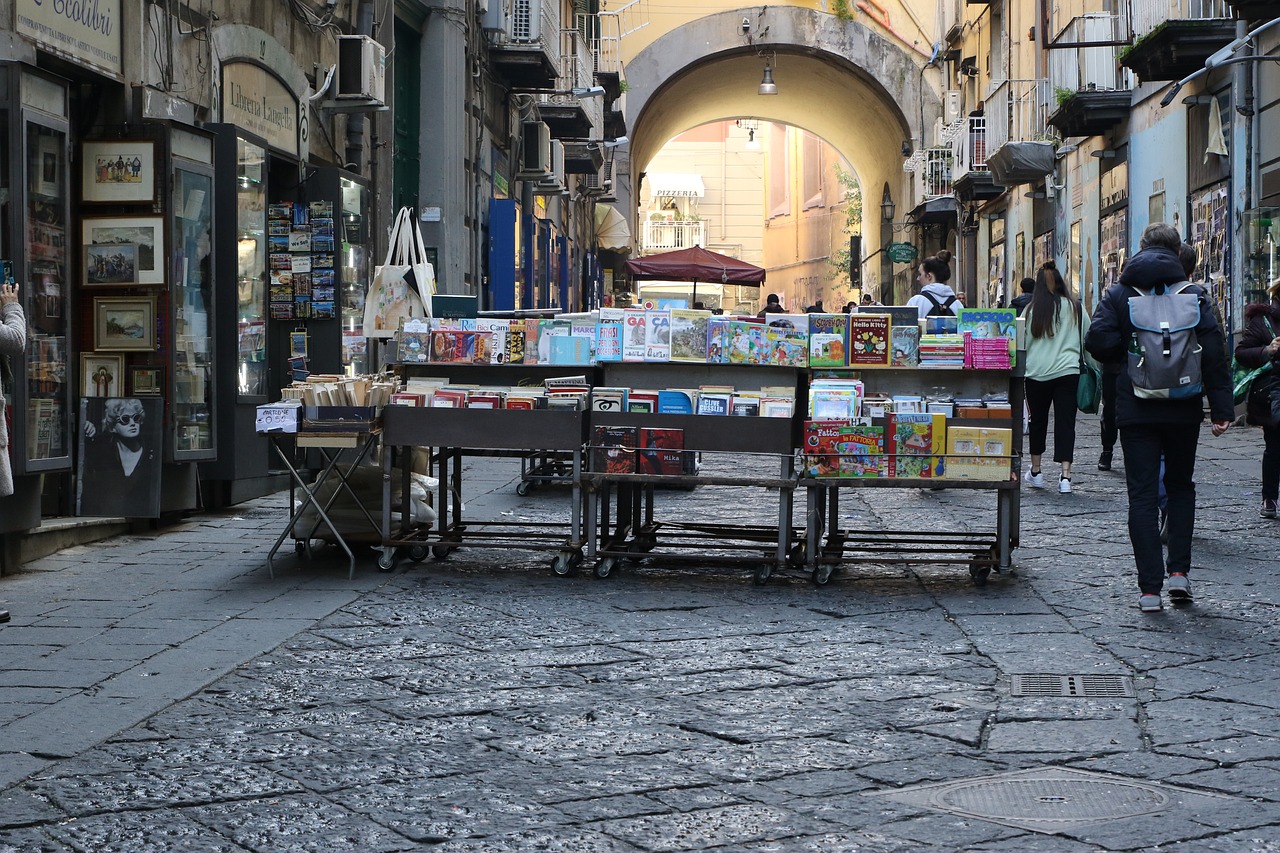 découvrez naples, une ville riche en histoire, culture et gastronomie, où le vésuve veille majestueusement sur des ruelles colorées, des monuments emblématiques et une délicieuse cuisine italienne. explorez ses trésors cachés et laissez-vous séduire par l'authenticité de cette destination méditerranéenne.