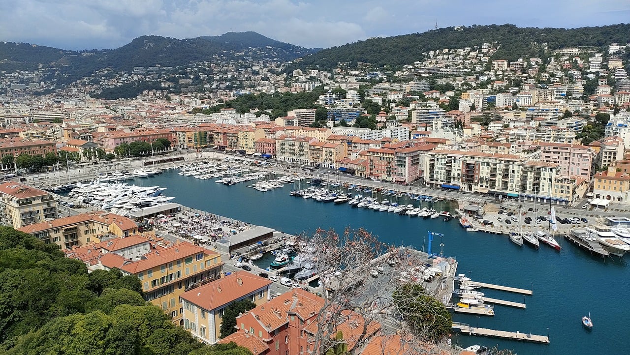 découvrez nice, la perle de la côte d'azur, avec ses plages ensoleillées, sa vieille ville colorée et sa gastronomie méditerranéenne. plongez dans une ambiance cosmopolite tout en profitant de paysages à couper le souffle.