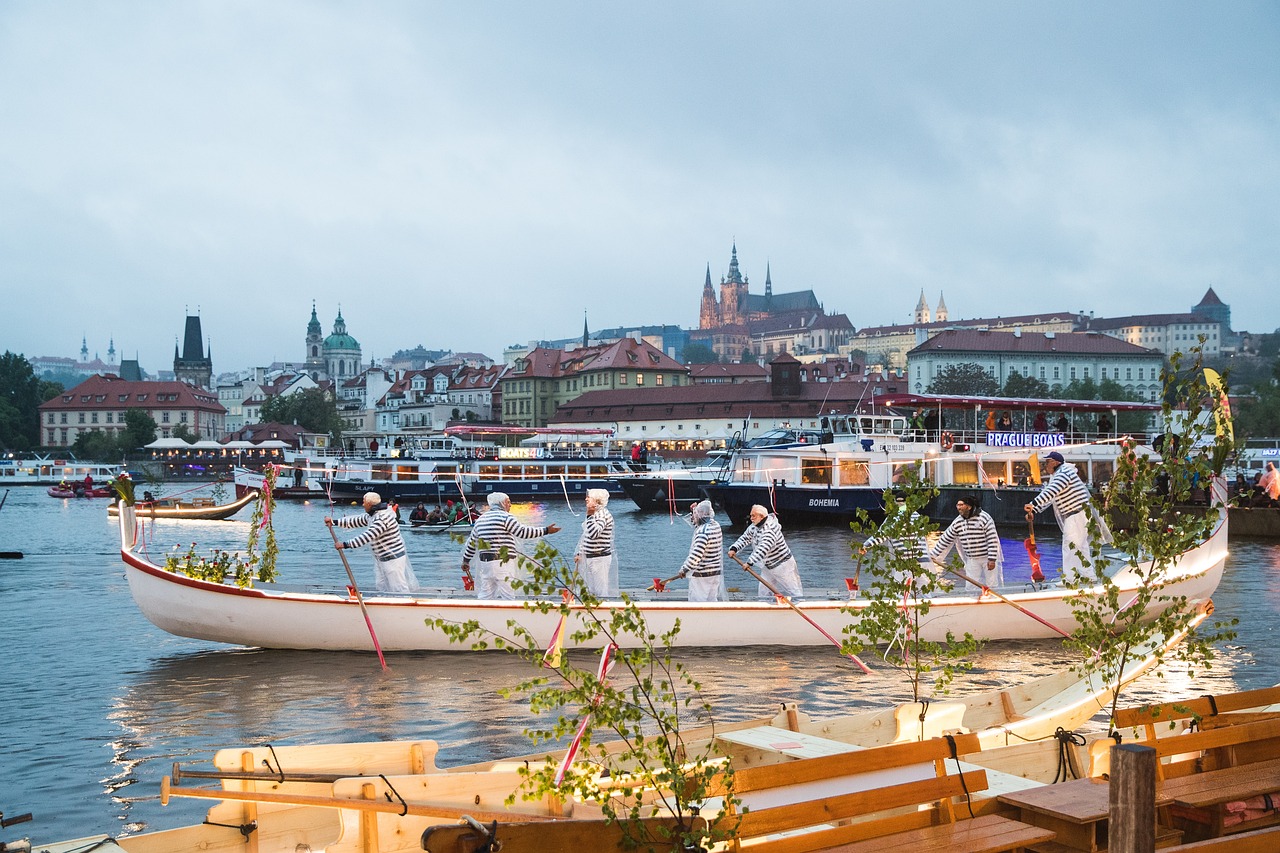 découvrez prague, la capitale bohème mystérieuse, où l'histoire rencontre la beauté architecurale. flânez dans ses rues pavées, explorez le château de prague, et émerveillez-vous devant le célèbre pont charles. une destination riche en culture, gastronomie et en paysages à couper le souffle.