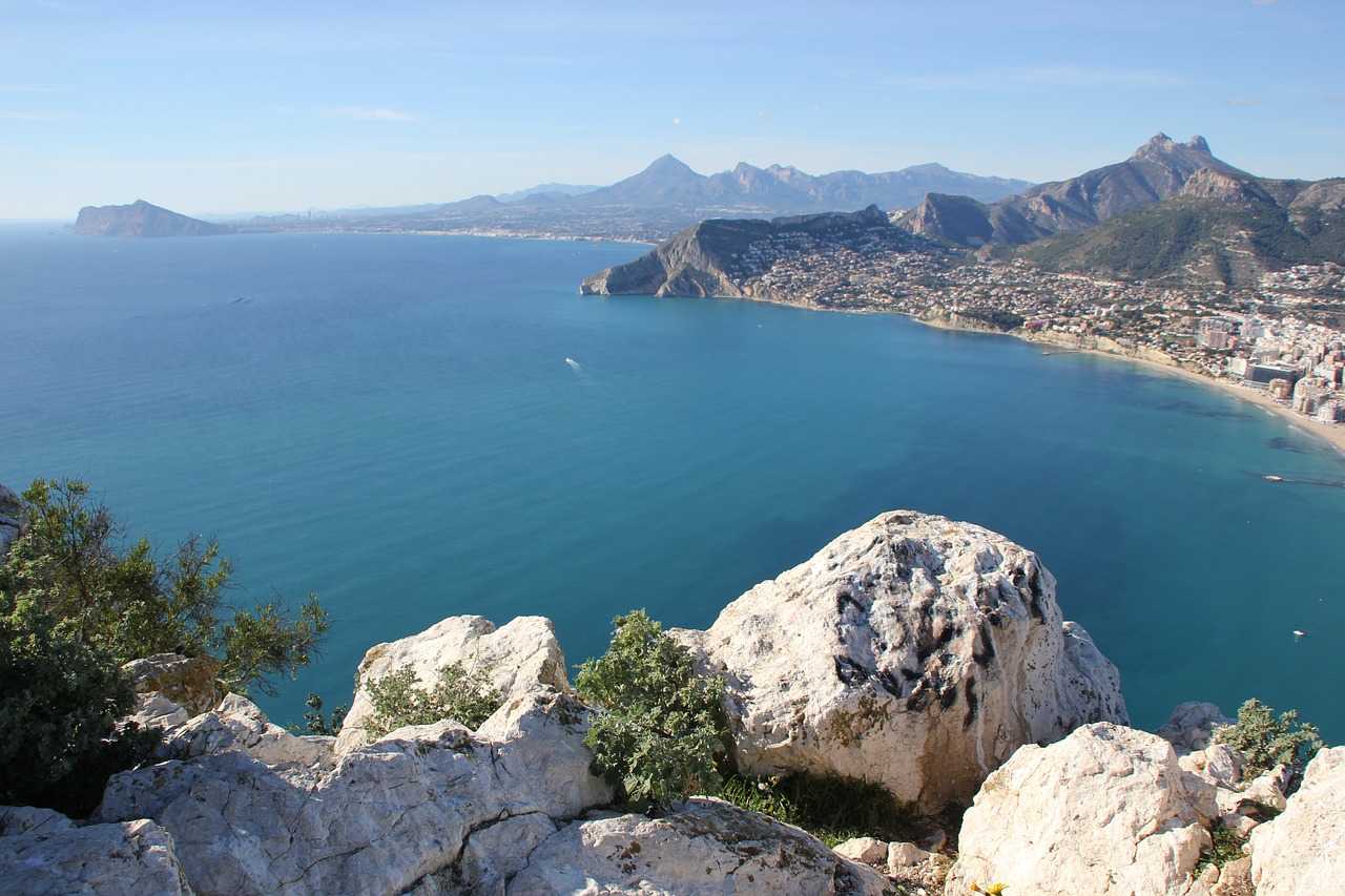 découvrez alicante, une perle de la costa blanca, célèbre pour ses plages dorées, son ambiance festive et son riche patrimoine culturel. explorez ses monuments historiques, savourez une délicieuse cuisine méditerranéenne et profitez de ses activités en plein air. alicante, une destination idéale pour les amateurs de soleil et de découvertes.