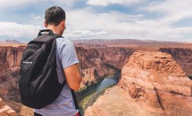 découvrez l'art du backpacking : des conseils pratiques pour voyager léger, explorer des paysages magnifiques et vivre des aventures inoubliables à travers le monde.