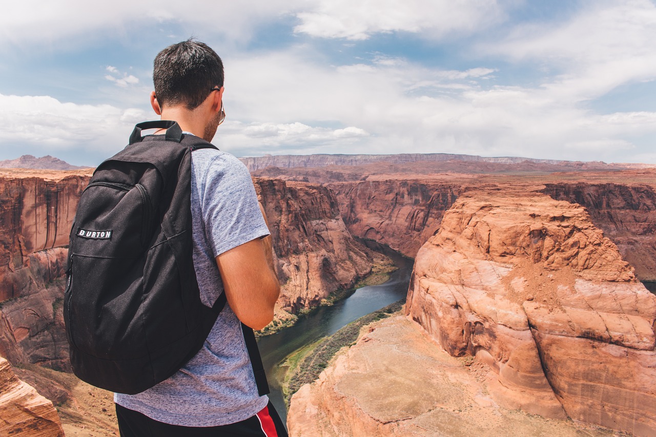 découvrez l'art du backpacking : des conseils pratiques pour voyager léger, explorer des paysages magnifiques et vivre des aventures inoubliables à travers le monde.