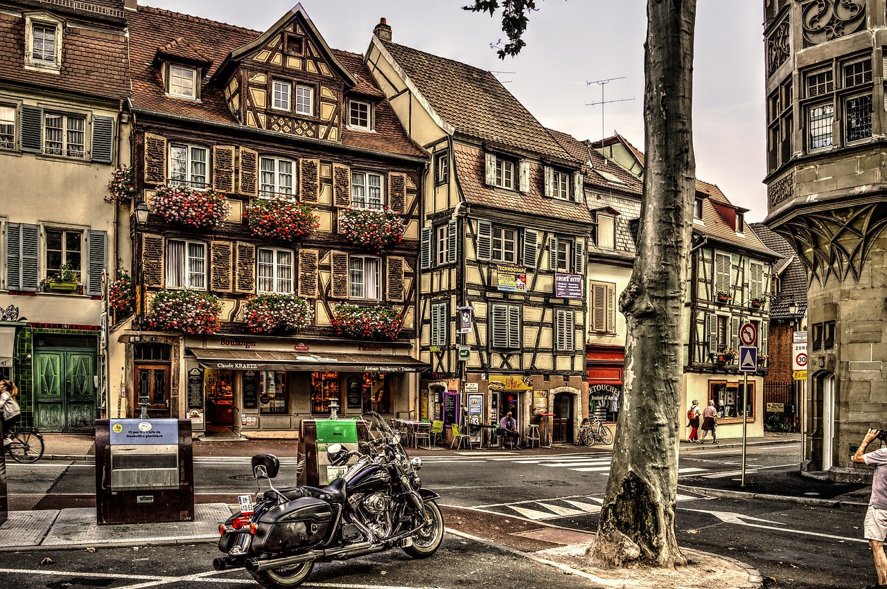 découvrez colmar, une charmante ville alsacienne réputée pour ses canaux pittoresques, ses maisons à colombages colorées et sa riche histoire culturelle. explorez ses marchés de noël enchanteurs, ses musées fascinants et ses délicieuses spécialités culinaires. une destination idéale pour les amoureux de la nature et de l'architecture.