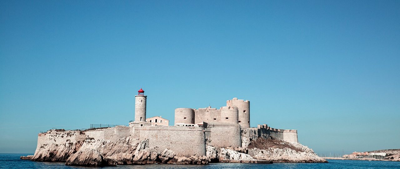 découvrez marseille, la vibrante cité phocéenne au charme méditerranéen. explorez ses quartiers historiques, ses plages ensoleillées et sa délicieuse gastronomie, tout en profitant d'une ambiance accueillante et cosmopolite.