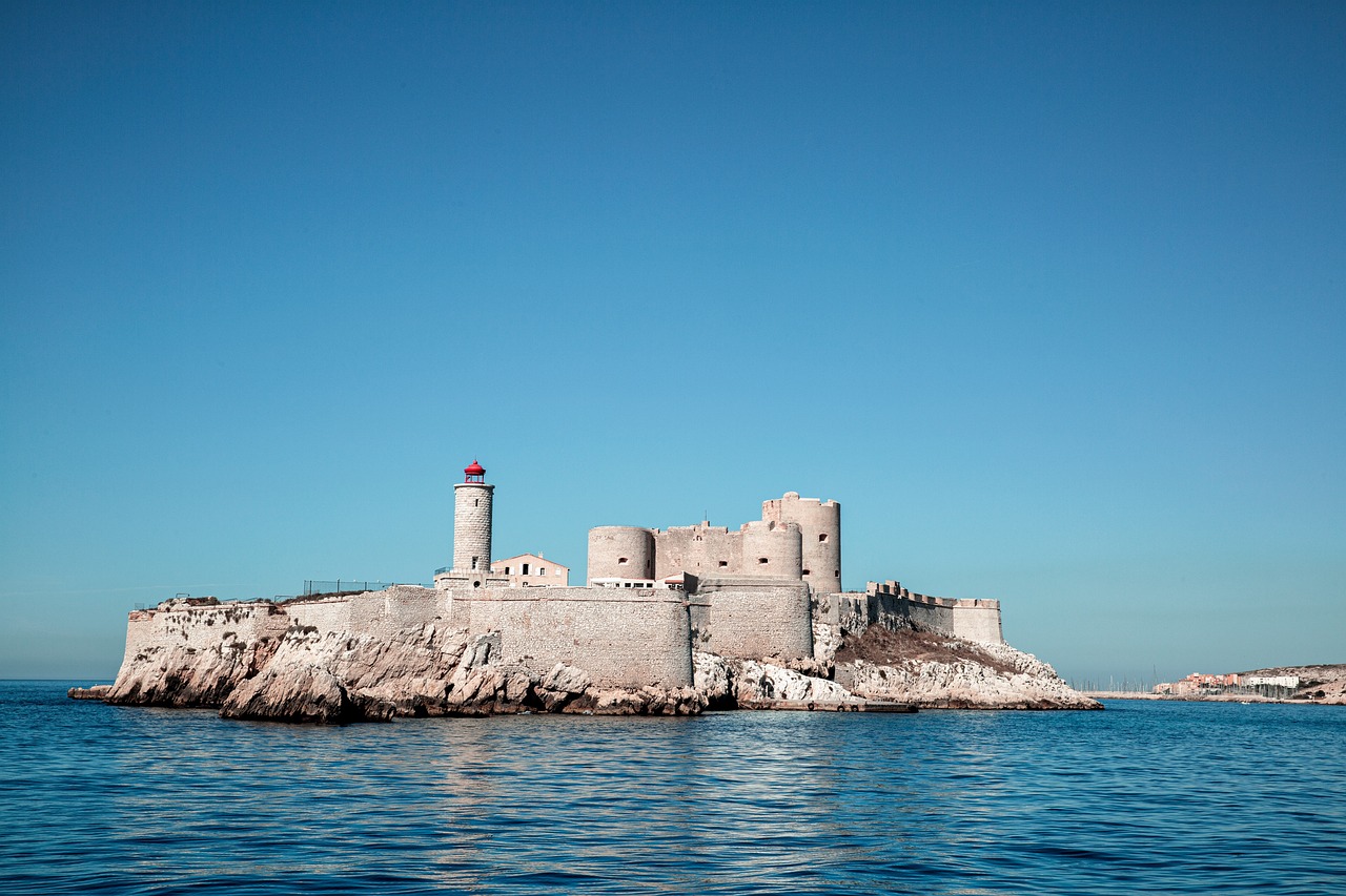 découvrez marseille, la vibrante cité phocéenne au charme méditerranéen. explorez ses quartiers historiques, ses plages ensoleillées et sa délicieuse gastronomie, tout en profitant d'une ambiance accueillante et cosmopolite.