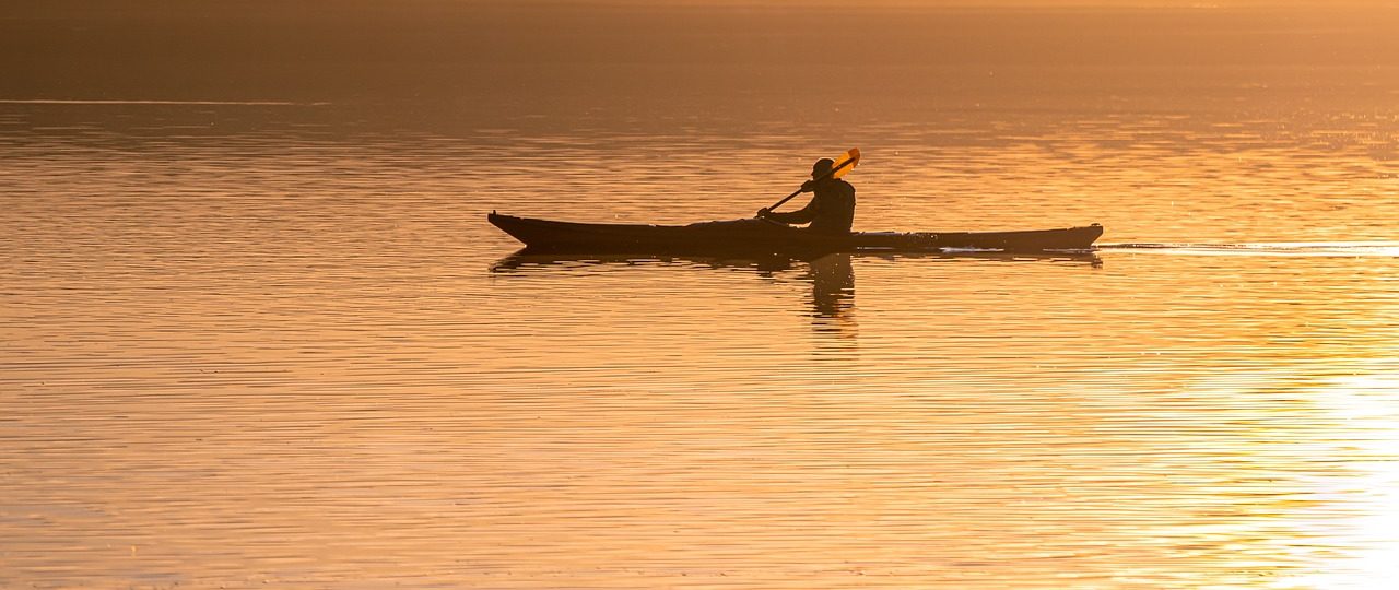 découvrez le canoeing, une activité nautique passionnante qui vous permet d'explorer des rivières, des lacs et des paysages pittoresques. que vous soyez débutant ou expert, cette aventure en plein air offre détente, sensations fortes et un contact unique avec la nature.