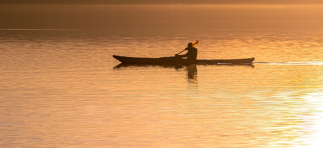 découvrez le canoeing, une activité nautique passionnante qui vous permet d'explorer des rivières, des lacs et des paysages pittoresques. que vous soyez débutant ou expert, cette aventure en plein air offre détente, sensations fortes et un contact unique avec la nature.