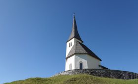 découvrez l'église de crusnes, un joyau architectural chargé d'histoire. admirez son magnifique intérieur et son ambiance paisible, idéale pour la méditation et la contemplation. une visite incontournable pour les passionnés d'histoire et de culture.