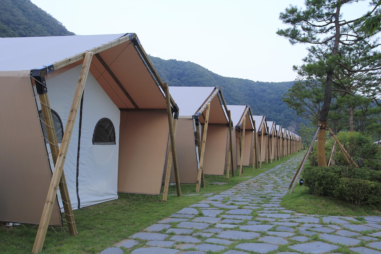 découvrez l'expérience unique du glamping, une fusion parfaite entre le camping traditionnel et le confort d'un hôtel de luxe. profitez de nuits sous les étoiles dans des tentes élégantes, tout en bénéficiant des équipements modernes et d'un cadre naturel enchanteur. idéal pour les amoureux de la nature en quête de confort.