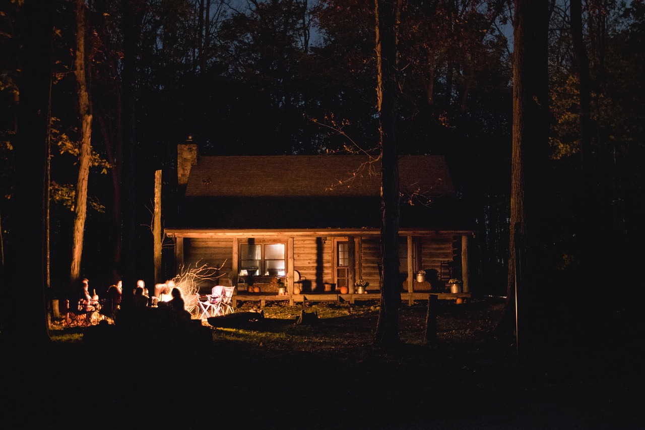 découvrez des endroits de camping insolites qui vous feront vivre une expérience unique en pleine nature. explorez nos sélections de sites atypiques, des cabanes dans les arbres aux grottes mystérieuses, pour des vacances mémorables loin des sentiers battus.