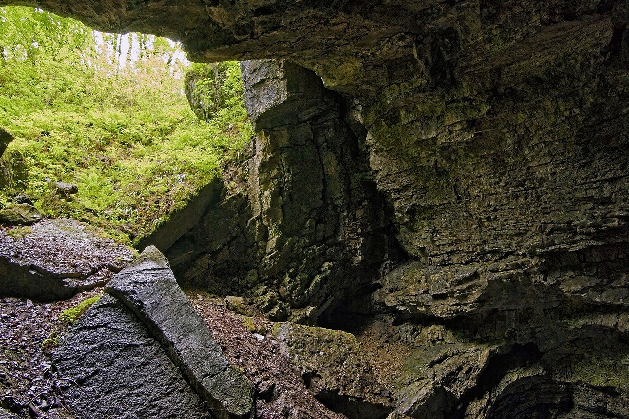 découvrez les merveilles souterraines à travers l'exploration de grottes fascinantes. plongez dans des paysages uniques, admirez des formations géologiques spectaculaires et vivez des aventures inoubliables au cœur de la terre.