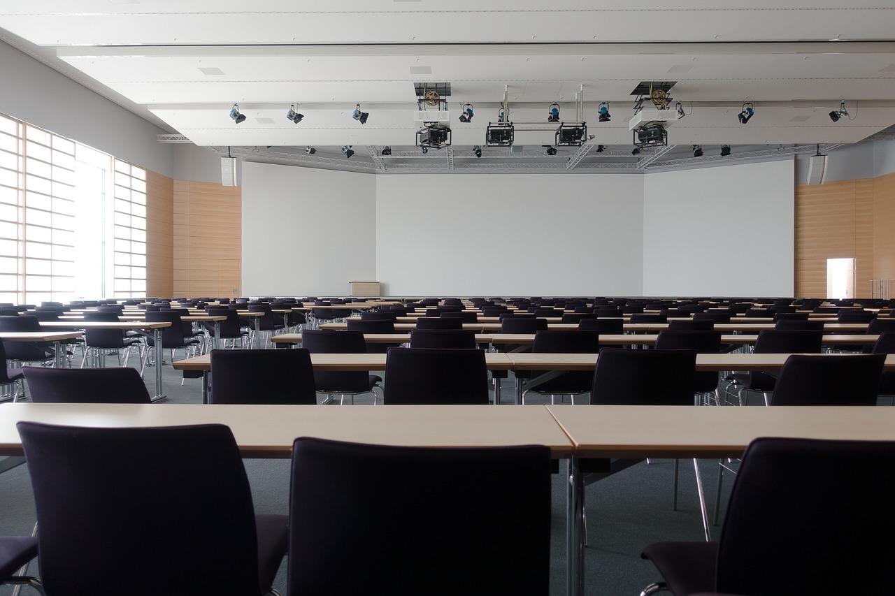 découvrez notre centre de congrès moderne et polyvalent, idéal pour accueillir vos événements, conférences et expositions. profitez d'espaces lumineux, d'une technologie de pointe et d'un service professionnel pour faire de votre événement un succès mémorable.