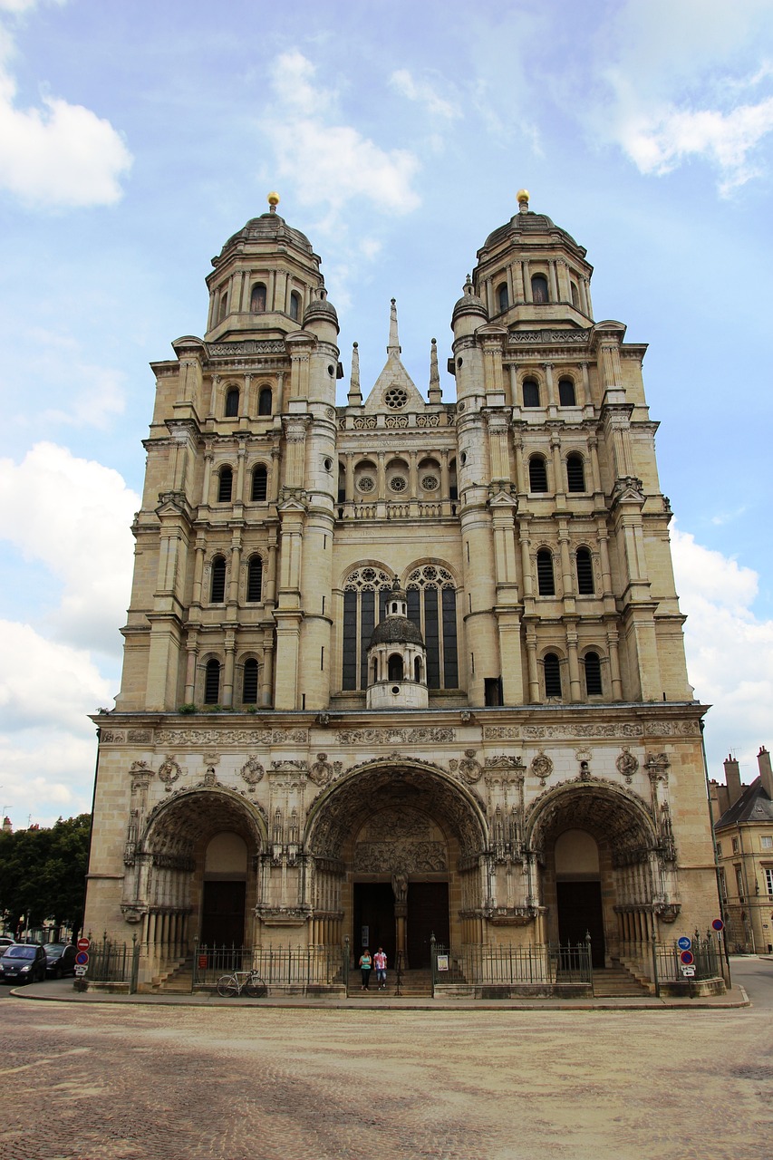 découvrez dijon comme jamais auparavant avec le dijon tourist pass ! profitez d'un accès exclusif aux principales attractions, musées et événements de la ville, tout en bénéficiant de réductions exceptionnelles. que vous soyez un visiteur ou un résident, le dijon tourist pass est votre clé pour explorer la richesse culturelle et historique de la capitale de la bourgogne.