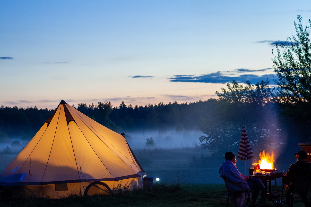 découvrez le glamping, un moyen unique de vivre la nature sans renoncer au confort. profitez d'une expérience immersive en plein air avec des logements luxueux, des paysages magnifiques et toutes les commodités pour un séjour inoubliable.