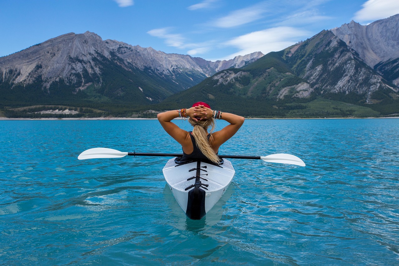 découvrez le kayak, une activité palpitante qui vous permet d'explorer des paysages magnifiques tout en naviguant sur des rivières, lacs et mers. que vous soyez débutant ou kayakiste expérimenté, profitez de l'aventure en pleine nature et vivez des moments inoubliables à travers cette expérience aquatique.