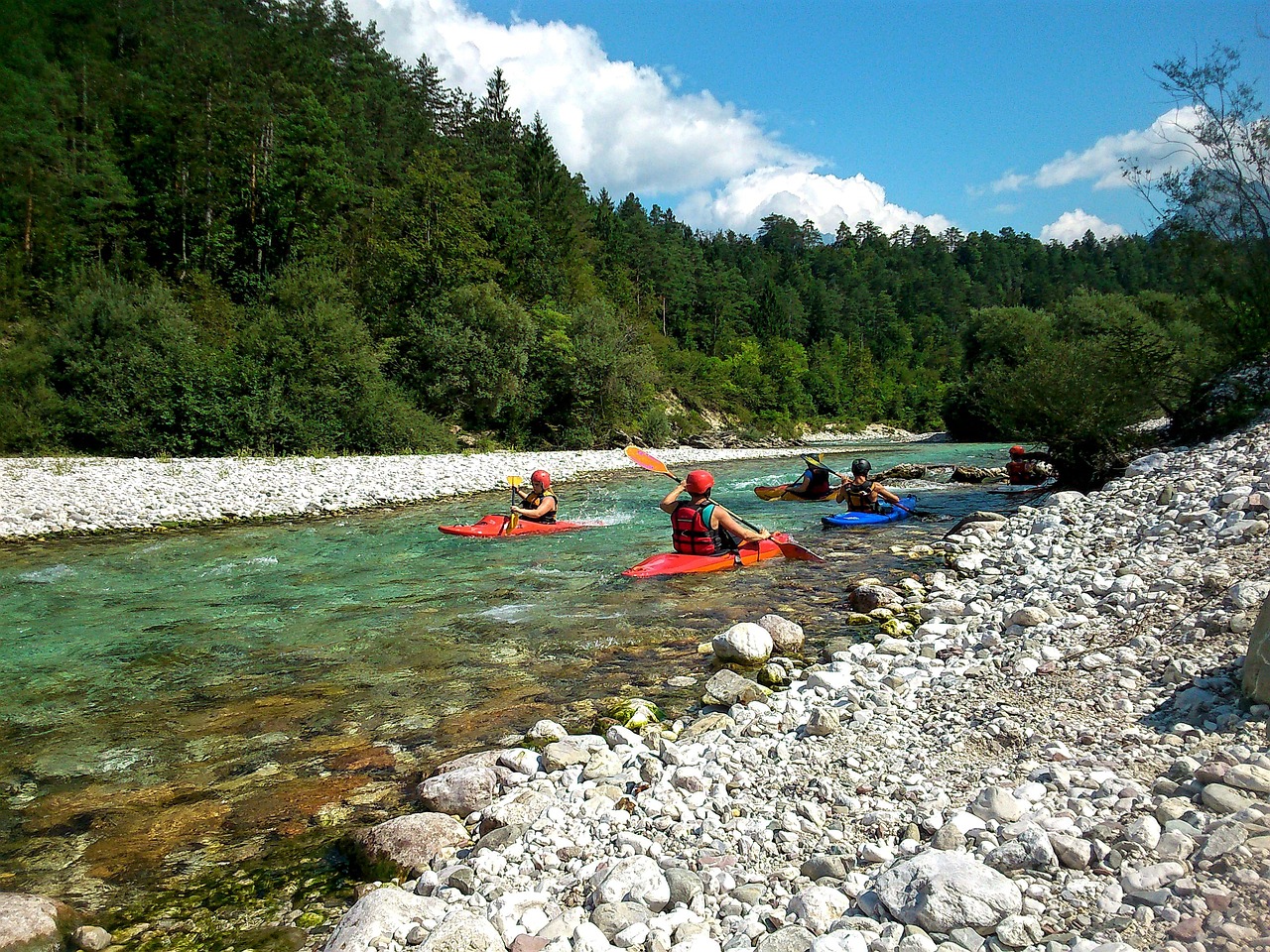 découvrez les joies du kayaking : une aventure aquatique unique pour explorer la nature, profiter des paysages magnifiques et ressentir l'adrénaline des eaux vives. que vous soyez débutant ou expert, naviguez en toute sécurité et vivez des moments inoubliables sur l'eau.