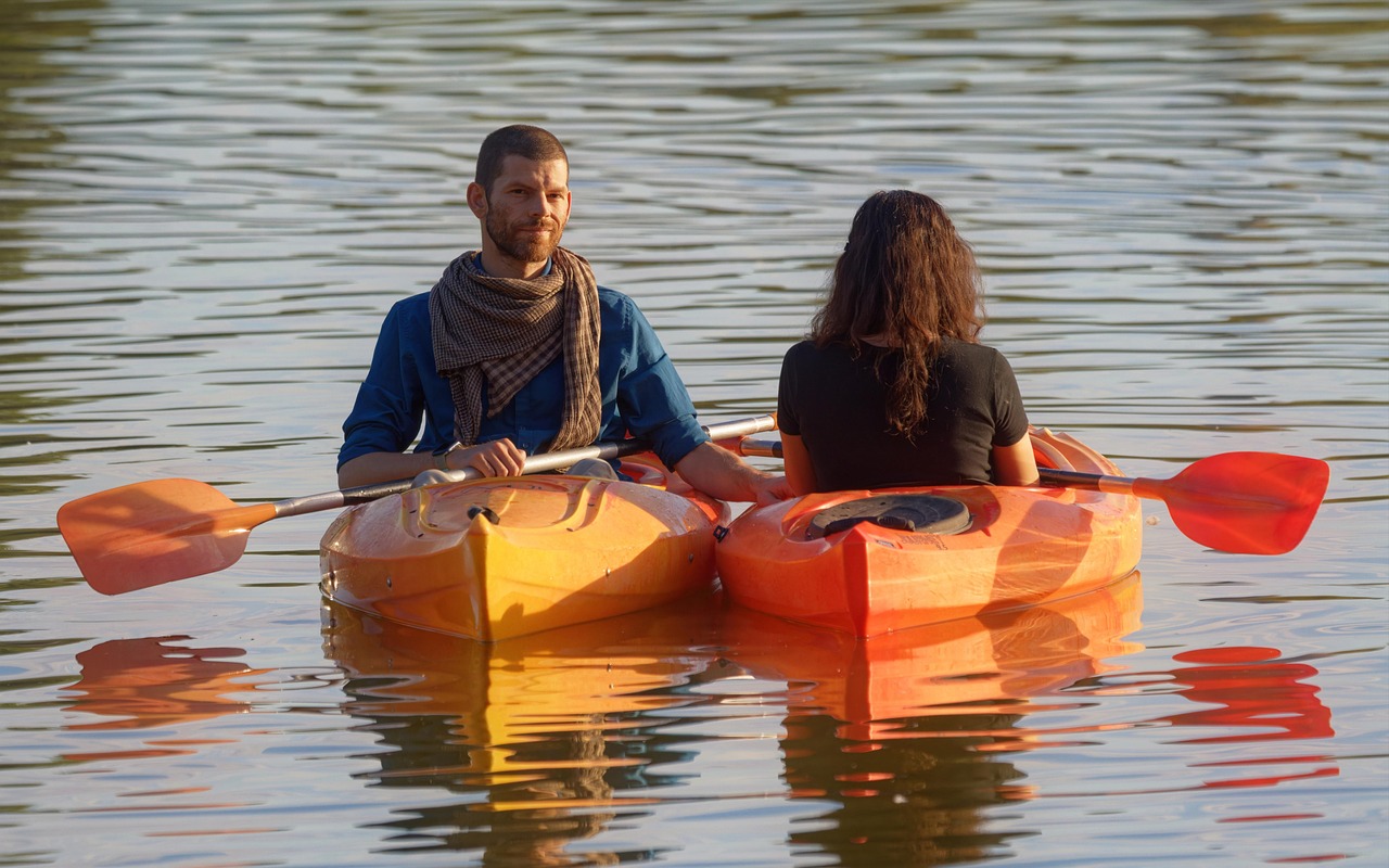 découvrez le kayak, une activité nautique passionnante qui vous permet d'explorer des paysages magnifiques tout en naviguant sur des rivières, des lacs ou en mer. parfait pour les aventuriers et les amateurs de nature, le kayak offre une expérience unique de détente et d'adrénaline.