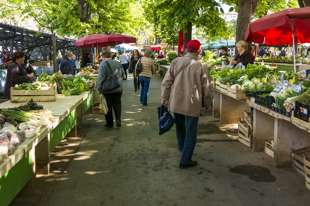 découvrez les marchés locaux où vous pourrez explorer une variété de produits frais, d'artisanat local et de délices culinaires. vivez une expérience authentique en soutenant les producteurs de votre région tout en flânant dans une ambiance chaleureuse et conviviale.