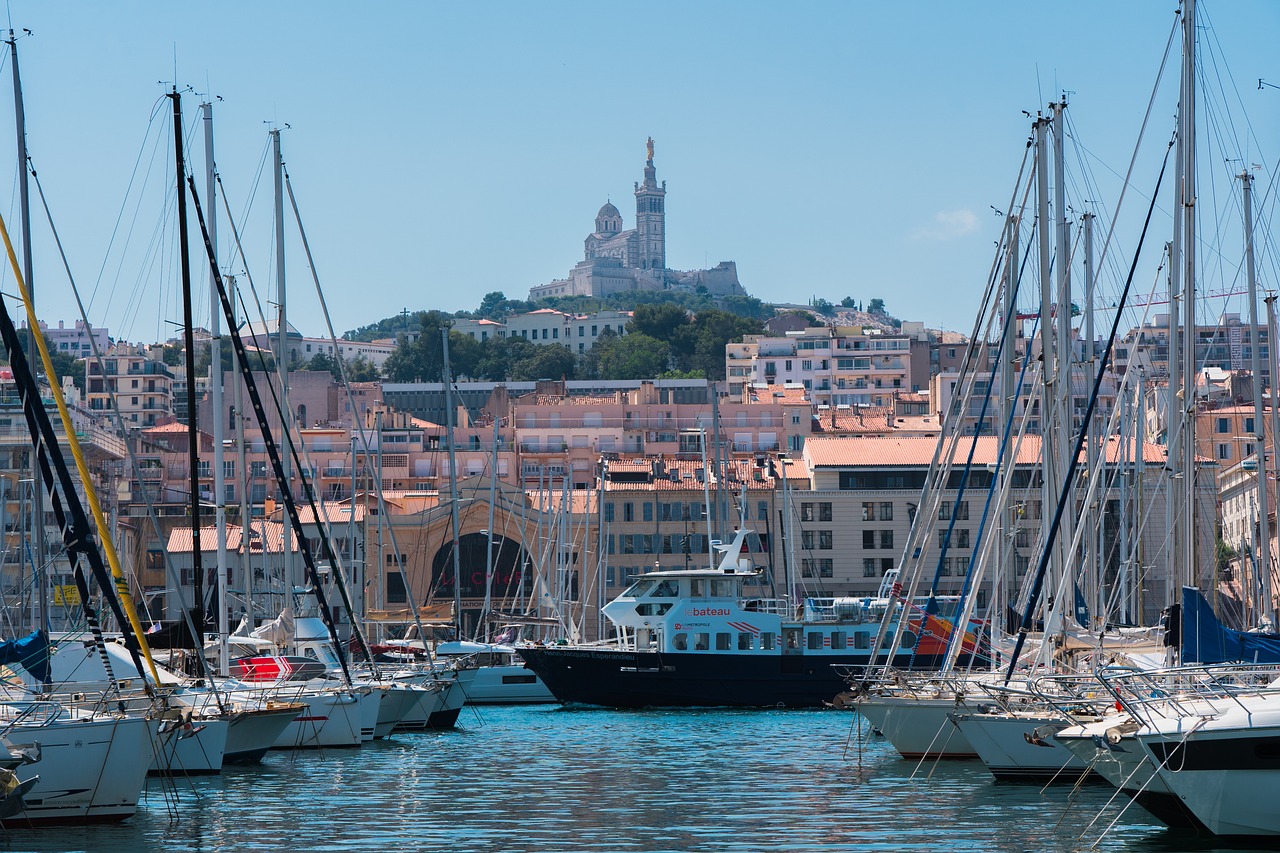 découvrez marseille, la cité phocéenne, célèbre pour son riche patrimoine culturel, ses plages ensoleillées et sa cuisine méditerranéenne délicieuse. explorez ses quartiers uniques, admirez le vieux-port et plongez dans l'histoire fascinante de cette ville dynamique.