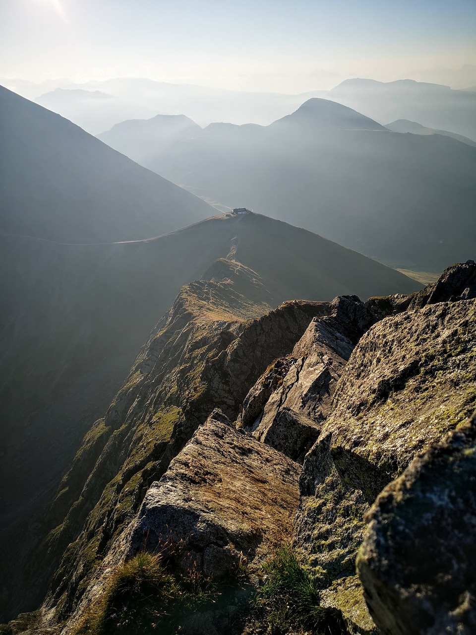 découvrez l'univers passionnant de l'alpinisme, une activité qui allie aventure, défi et passion pour la montagne. apprenez les techniques essentielles, trouvez des conseils sur les meilleures destinations et équipez-vous pour conquérir les sommets en toute sécurité.