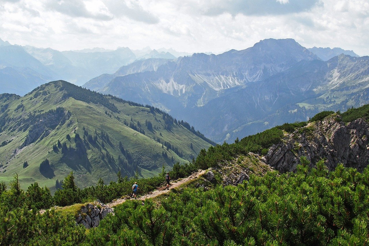 découvrez des randonnées mythiques à travers des paysages à couper le souffle. partez à l'aventure sur des sentiers légendaires qui éveillent l'esprit d'exploration et vous plongent au cœur de la nature spectaculaire.