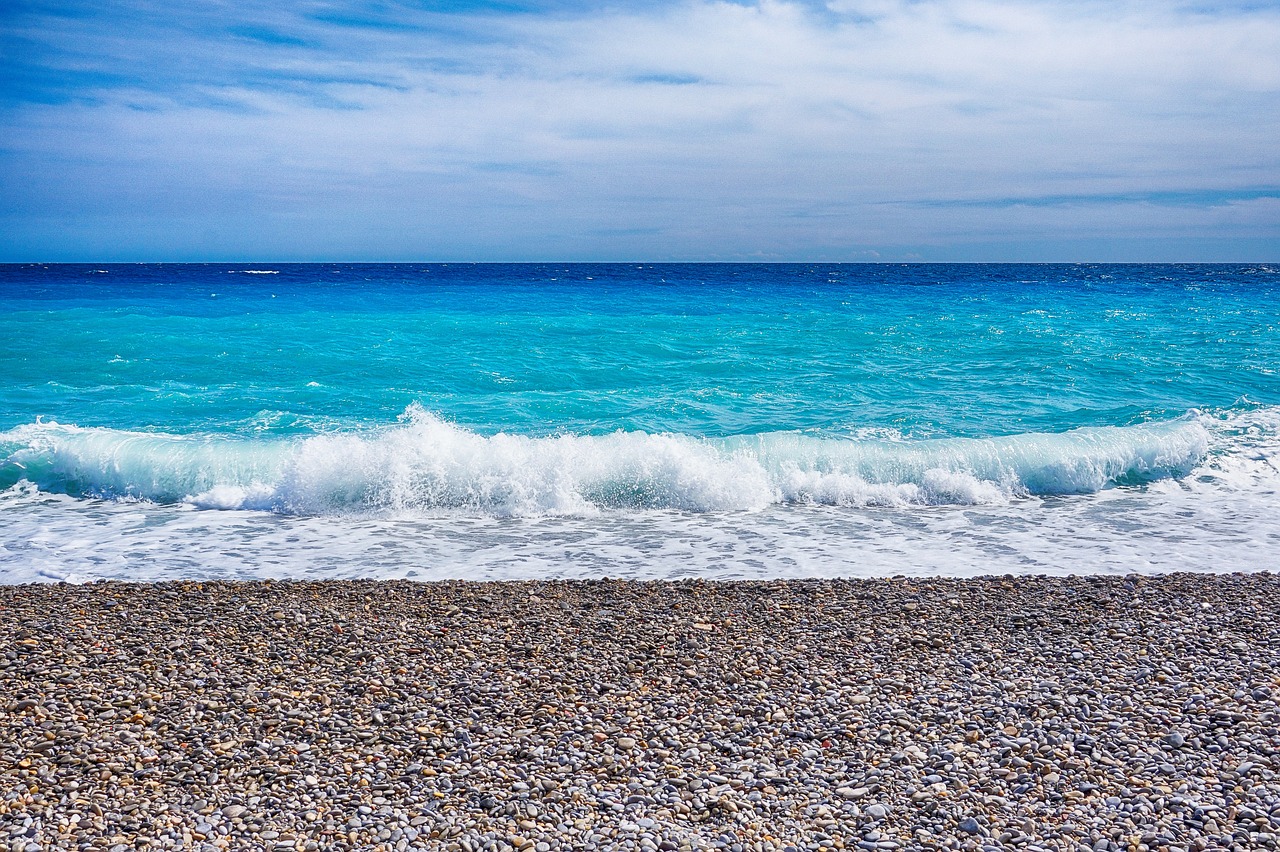 découvrez nice, la perle de la côte d'azur, célèbre pour ses plages ensoleillées, sa promenade des anglais et son riche patrimoine culturel. explorez les marchés animés, les musées d'art et la cuisine méditerranéenne qui font de cette ville un véritable joyau à visiter.